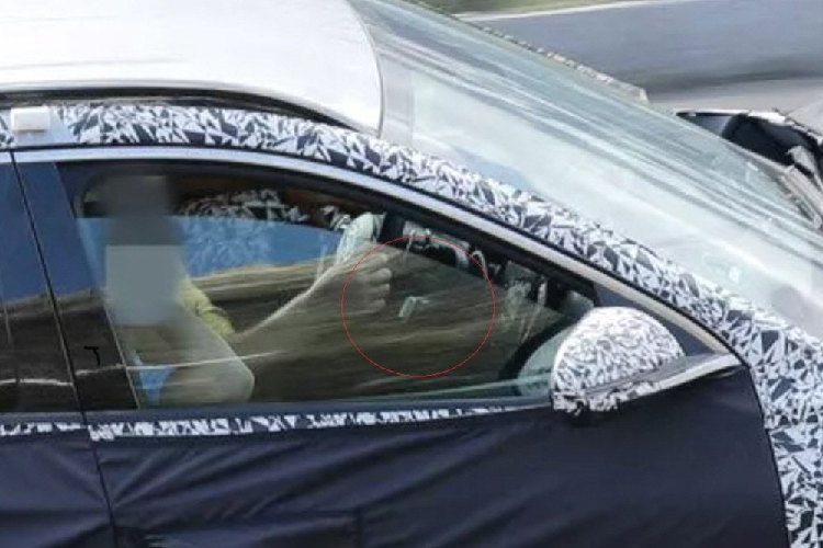 Đằng sau mẫu xe SUV Hyundai Tucson 2024 bản nâng cấp sẽ xuất hiện cụm đèn hậu có vẻ giữ nguyên thiết kế cũ. Trong khi đó, cản sau sẽ được làm mới với bộ khuếch tán gió và đầu ống xả khác biệt.