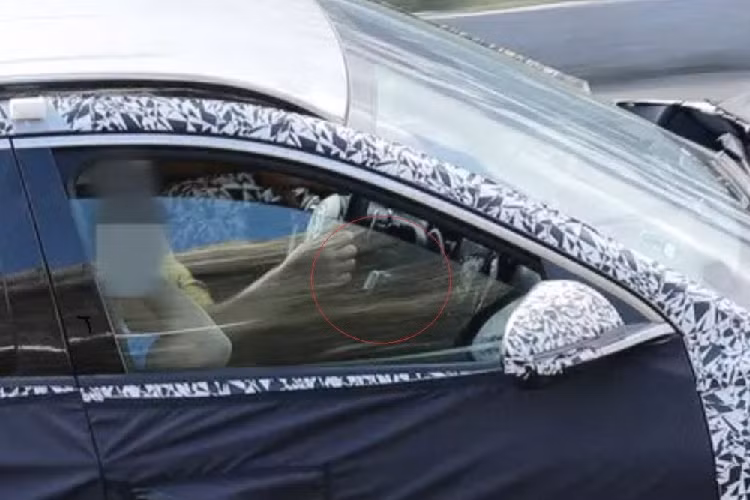 Đằng sau mẫu xe SUV Hyundai Tucson 2024 bản nâng cấp sẽ xuất hiện cụm đèn hậu có vẻ giữ nguyên thiết kế cũ. Trong khi đó, cản sau sẽ được làm mới với bộ khuếch tán gió và đầu ống xả khác biệt.