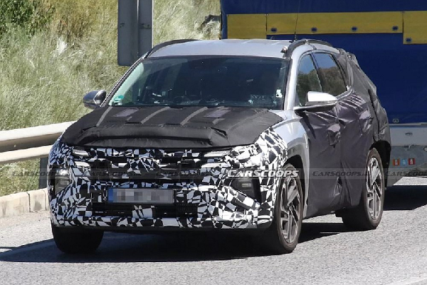 Hyundai Tucson thế hệ thứ 4 đã trình làng vào năm 2020. Do đó, không có gì lạ nếu hãng Hyundai chuẩn bị tung ra phiên bản nâng cấp giữa vòng đời của mẫu SUV cỡ C này. Trong thời gian qua, Hyundai Tucson 2024 mới đã liên tục bị bắt gặp khi đang chạy thử trên đường phố. 