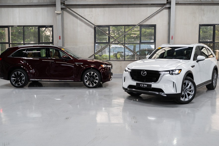Vào hồi tháng 6 năm nay, hãng Mazda đã giới thiệu dòng SUV hạng trung CX-60 ở thị trường Philippines. Sau 3 tháng, Mazda lại tiếp tục mở rộng danh mục sản phẩm ở thị trường này bằng mẫu xe CX-90 mới. Có vẻ như Philippines là thị trường Đông Nam Á đầu tiên đón nhận mẫu xe này. Việc Mazda CX-90 2024 ra mắt ở Philippines khá bất ngờ vì đây vốn là mẫu xe được phát triển chủ yếu dành cho thị trường Bắc Mỹ, cùng với người anh em CX-70.
