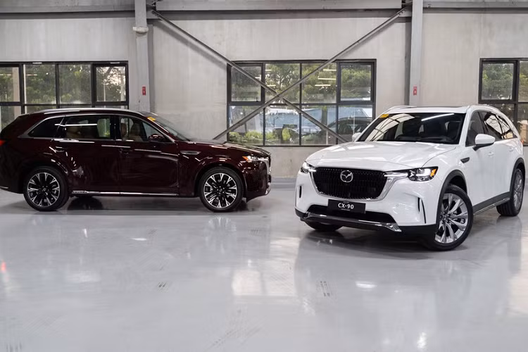 Vào hồi tháng 6 năm nay, hãng Mazda đã giới thiệu dòng SUV hạng trung CX-60 ở thị trường Philippines. Sau 3 tháng, Mazda lại tiếp tục mở rộng danh mục sản phẩm ở thị trường này bằng mẫu xe CX-90 mới. Có vẻ như Philippines là thị trường Đông Nam Á đầu tiên đón nhận mẫu xe này. Việc Mazda CX-90 2024 ra mắt ở Philippines khá bất ngờ vì đây vốn là mẫu xe được phát triển chủ yếu dành cho thị trường Bắc Mỹ, cùng với người anh em CX-70.