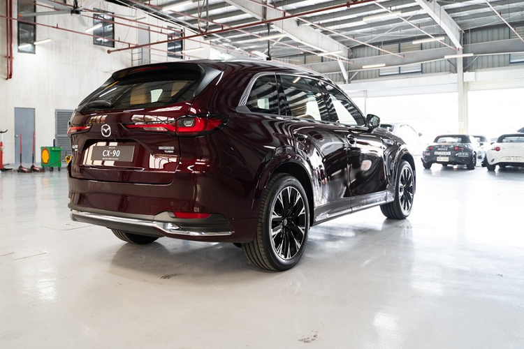 Không chỉ có kích thước lớn, Mazda CX-90 2024 còn sở hữu những đường cong mềm mại trên thân xe và các chi tiết mạ crôm nhằm nhấn mạnh sự cao cấp. Những trang bị ngoại thất đáng chú ý của mẫu xe này ở thị trường Philippines gồm có lưới tản nhiệt màu đen, gương chiếu hậu gập điện/chỉnh điện/chống chói tự động, đèn pha LED thích ứng tự động bật/tắt, tự động điều chỉnh luồng sáng, đèn LED định vị ban ngày...