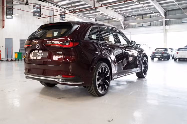 Không chỉ có kích thước lớn, Mazda CX-90 2024 còn sở hữu những đường cong mềm mại trên thân xe và các chi tiết mạ crôm nhằm nhấn mạnh sự cao cấp. Những trang bị ngoại thất đáng chú ý của mẫu xe này ở thị trường Philippines gồm có lưới tản nhiệt màu đen, gương chiếu hậu gập điện/chỉnh điện/chống chói tự động, đèn pha LED thích ứng tự động bật/tắt, tự động điều chỉnh luồng sáng, đèn LED định vị ban ngày...