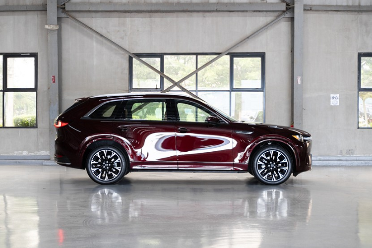 Cung theo ông Steven Tan cho hay, "Mẫu xe này cung cấp hiệu suất mạnh mẽ, phản hồi nhanh, thiết kế lôi cuốn và công nghệ trực quan. CX-90 là mẫu xe mang tính đột phá không chỉ trong phân khúc mà còn trong nỗ lực trở thành thương hiệu cao cấp của chúng tôi".