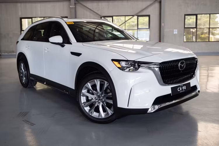 "CX-90 là đỉnh cao tuyệt đối của các mẫu xe Mazda cao cấp. Đây là mẫu xe tiên tiến nhất từ trước đến nay của chúng tôi với sự tinh tế vượt trội, không chỉ làm hài lòng người lái mà cả gia đình", ông Steven Tan, Chủ tịch của Mazda Philippines, phát biểu trong sự kiện ra mắt CX-90. 