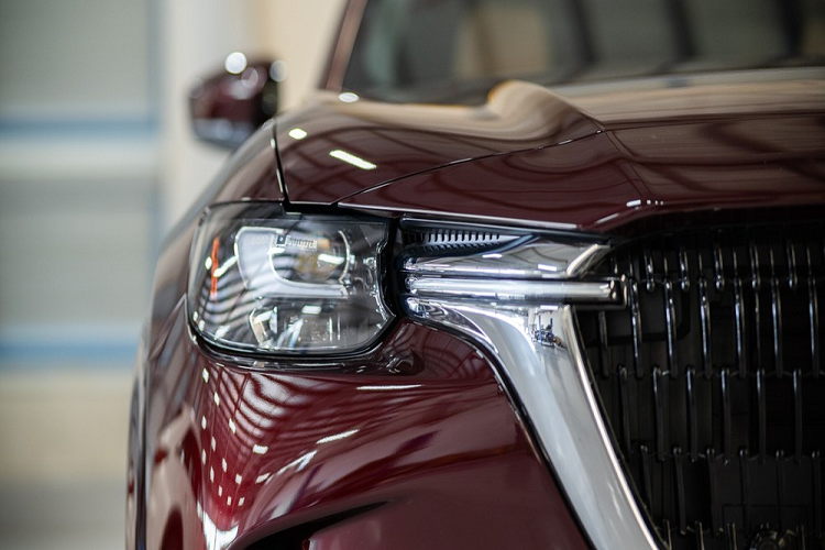 Trong khi đó, sự an toàn của người ngồi trên xe được đảm bảo bằng 7 túi khí cùng gói công nghệ trợ lái nâng cao i-Activsense tiêu chuẩn, bao gồm những tính năng như phanh tự động khẩn cấp, cảnh báo điểm mù và hệ thống kiểm soát hành trình thích ứng. Xe còn có công nghệ quan sát toàn cảnh See-Through View mới để hỗ trợ đỗ xe trong nhiều tình huống thông qua màn hình trung tâm.