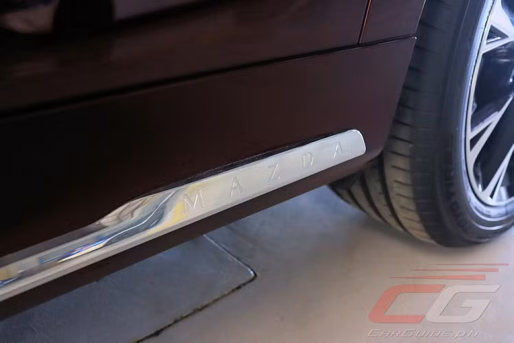 ... ghế trước chỉnh điện 10 hướng/thông hơi, sạc điện thoại không dây, hệ thống âm thanh Bose 12 loa, cổng USB Type C, điều hòa tự động 3 vùng, hệ thống đèn viền nội thất nâng cấp và cửa sổ trời toàn cảnh. 