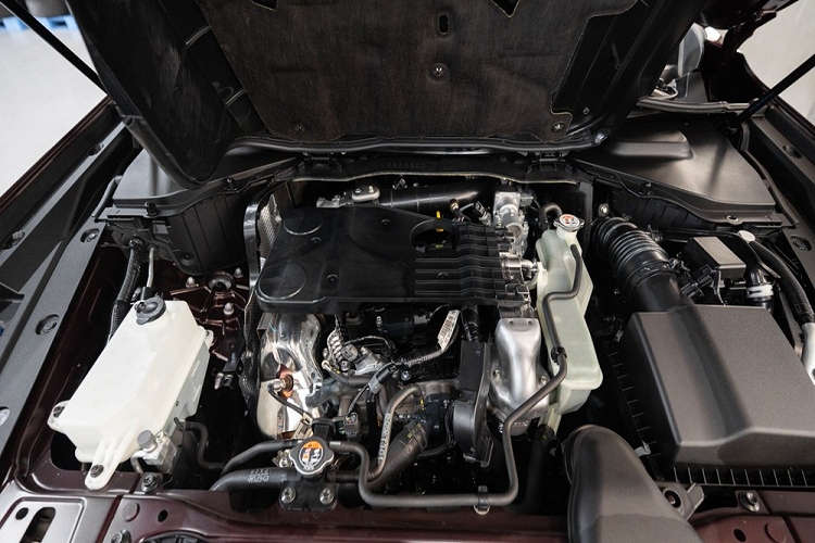 Nằm bên dưới nắp ca-pô của Mazda CX-90 2024 ở thị trường Philippines là hệ truyền động mild hybrid e-Skyactiv-G với động cơ 6 xi-lanh thẳng hàng, tăng áp, dung tích 3.3L, sản sinh công suất tối đa 284 mã lực và mô-men xoắn cực đại 450 Nm.