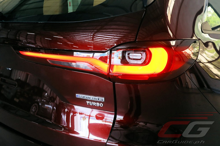 Chưa hết, mẫu xe này còn có công nghệ nhận dạng khuôn mặt Mazda Driver Personalization System. Nhờ đó, xe sẽ tự động chỉnh ghế, gương chiếu hậu, màn hình HUD và vô lăng cho phù hợp với thói quen của người lái. Hệ thống có thể lưu hơn 250 cài đặt theo sở thích của người lái, bao gồm cả âm lượng và điều hòa.