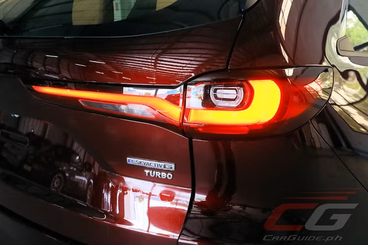 Chưa hết, mẫu xe này còn có công nghệ nhận dạng khuôn mặt Mazda Driver Personalization System. Nhờ đó, xe sẽ tự động chỉnh ghế, gương chiếu hậu, màn hình HUD và vô lăng cho phù hợp với thói quen của người lái. Hệ thống có thể lưu hơn 250 cài đặt theo sở thích của người lái, bao gồm cả âm lượng và điều hòa.