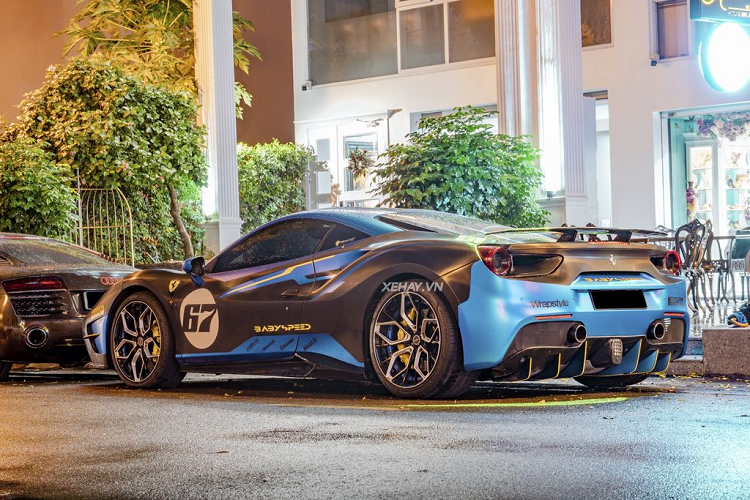 Sự kết hợp của hai tông màu xanh dương và đen tô điểm cho nét đẹp khí động học vốn đã tạo nên tên tuổi cho Ferrari. Đặc biệt, lớp decal màu đen có vân chìm giả carbon, giúp chiếc xe trở nên thể thao và “đắt tiền” hơn rất nhiều. Tiếp đến là hệ thống ống xả được thay thế của IPE cho âm thanh đanh thép, uy lực hơn.