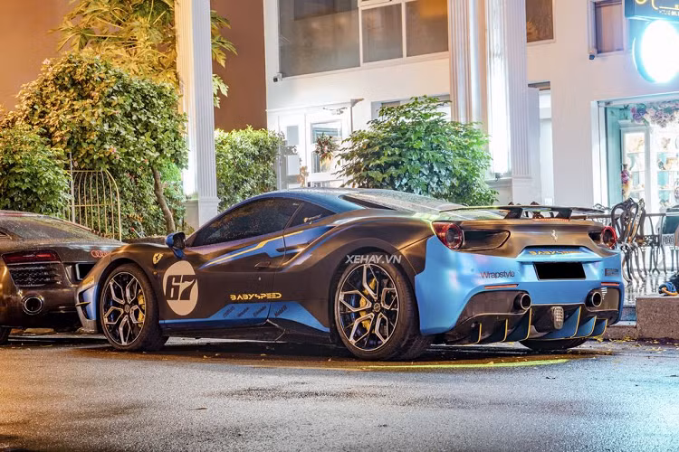 Sự kết hợp của hai tông màu xanh dương và đen tô điểm cho nét đẹp khí động học vốn đã tạo nên tên tuổi cho Ferrari. Đặc biệt, lớp decal màu đen có vân chìm giả carbon, giúp chiếc xe trở nên thể thao và “đắt tiền” hơn rất nhiều. Tiếp đến là hệ thống ống xả được thay thế của IPE cho âm thanh đanh thép, uy lực hơn.