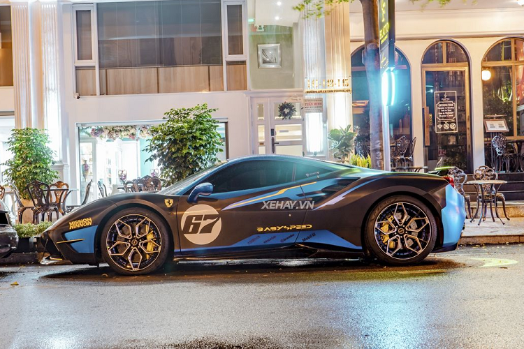 Lớp “áo” hiện tại của Ferrari 488 GTB mang đậm phong cách của một chiếc xe đua đường phố với ba tông màu xanh-đen-vàng, trong đó màu vàng đóng vai trò làm những đường chỉ chạy trên một số chi tiết xe hay màu của ký tự để tạo điểm nhấn.