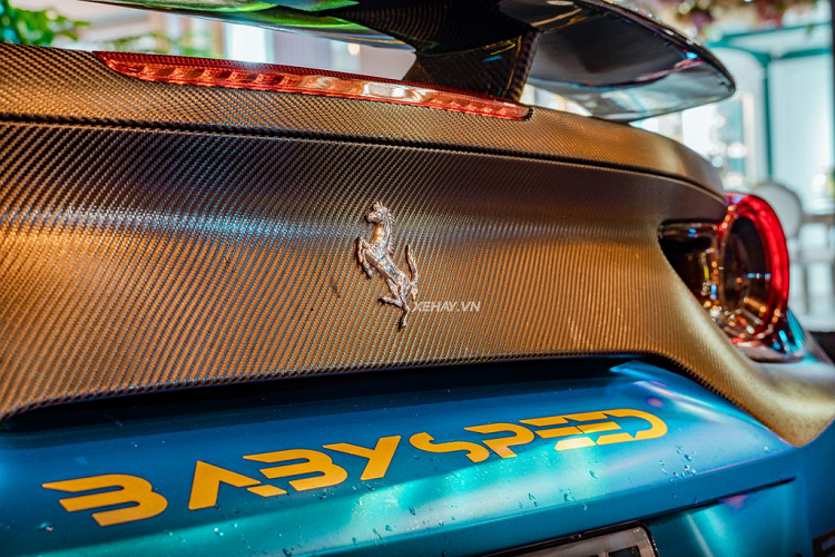 Không chỉ có ngoại thất, khoang cabin của chiếc Ferrari 488 GTB này cũng được chủ nhân “tút tát” lại. Cụ thể, nội thất của xe được thay đổi bằng tông màu Racing Blue đi kèm sọc kẻ vàng tạo điểm nhấn. Bảng táp-lô xe cũng được bọc lại với nửa trên màu đen và nửa dưới màu xanh để tạo nên tổng thể hài hòa.