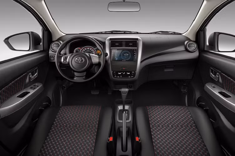 Bên trong cabin, Toyota Wigo 2023 thế hệ mới có bảng táp-lô thiết kế mới và vô-lăng có thể chỉnh cao thấp. Hệ thống giải trí nay đã được hỗ trợ kết nối Apple CarPlay và Android Auto không dây. 