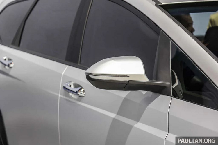 Ở phía sau, thiết kế của Hyundai Stargazer X gần như vẫn được giữ nguyên. Ngoại trừ cản sau được làm lớn hơn, màu đen tích hợp một dải bạc bên trong. Chiếc MPV cỡ nhỏ vẫn được trang bị đèn hậu chữ “H” cỡ lớn đặc trưng.