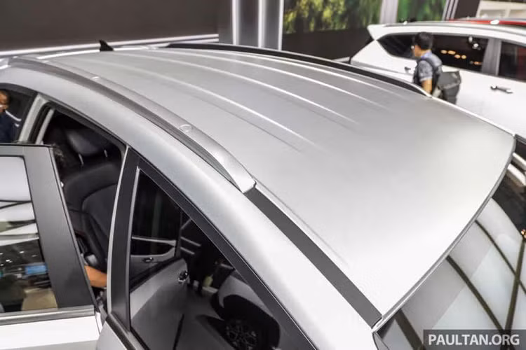 Bên trong cabin, Hyundai Stargazer X có hệ thống ghế ngồi bọc giả da mới với đường chỉ khâu màu đỏ làm điểm nhấn và hoa văn ở phía trên bên phải của lưng ghế. 