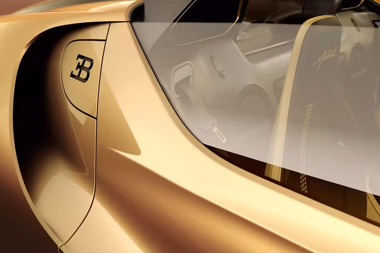 Dự kiến phải đến đầu năm 2024 thì hãng mới bắt đầu quá trình giao xe cho những khách hàng đầu tiên. Một siêu phẩm độc đáo và đắt tiền như vậy hoàn toàn phù hợp để bổ sung thêm các thành phần cá nhân hóa thông qua chương trình Bugatti Sur Mesure.