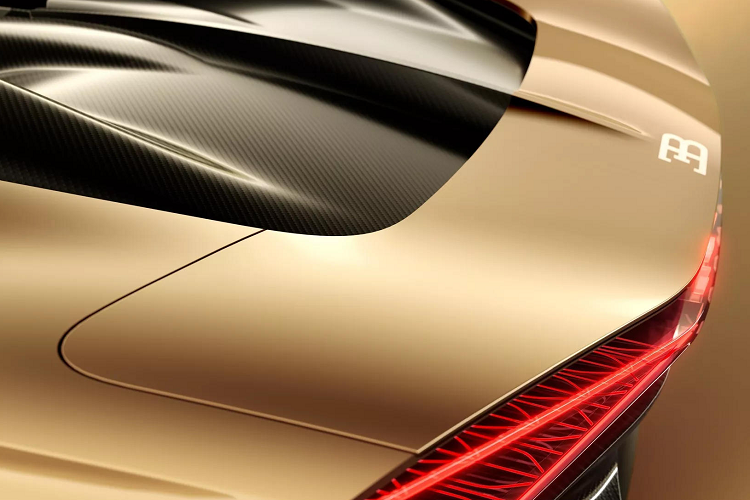 Mistral thực chất cũng là mẫu xe chia sẻ nhiều thành phần với dòng Chiron, chỉ có phần ngoại thất là được cách điệu nhờ sự kết hợp giữa những đường nét của Divo và La Voiture Noire.