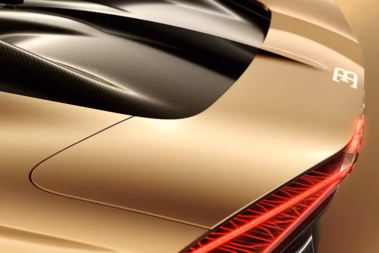 Mistral thực chất cũng là mẫu xe chia sẻ nhiều thành phần với dòng Chiron, chỉ có phần ngoại thất là được cách điệu nhờ sự kết hợp giữa những đường nét của Divo và La Voiture Noire.