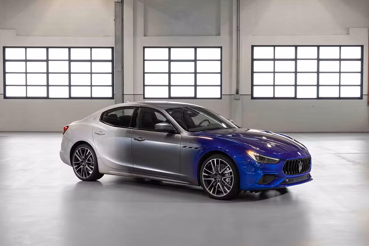 Các phiên bản mới nhất của Maserati Trofeo, Ghibli 334 Ultima và Levante V8 Ultima, sẽ được ra mắt tại Lễ hội Tốc độ Goodwood vào tháng 7/2023. Trong những ngày diễn ra sự kiện Motor Valley Fest, mọi nẻo đường Modena sẽ chìm đắm trong những tuyệt tác do nhà Trident trưng bày tại các địa điểm biểu tượng của thành phố.