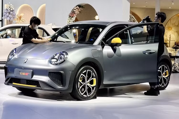 Rõ ràng là hình dáng tổng thể của chiếc xe mới Ora Good Cat GT Mulan Edition 2023 vẫn giữ nguyên như mẫu xe hiện tại đang bán nhưng có 1 số chi tiết đã được nâng cấp, nhằm giúp phiên bản này cá tính, hấp dẫn hơn với người tiêu dùng.