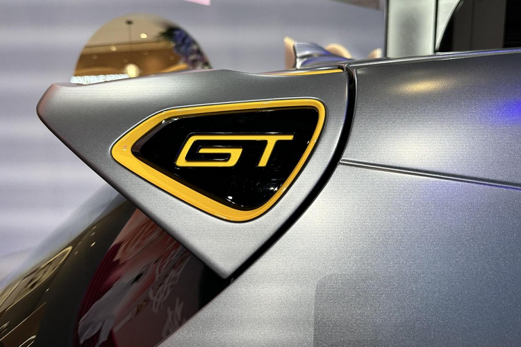 Tiếp theo đó là về ngoại hình, so với 1 số bản Ora Good Cat GT khác đã ra mắt tại Trung Quốc cũng như Thái Lan, phiên bản xuất hiện trong triển lãm ô tô Thượng Hải 2023 gây chú ý nhờ màu sơn đen nhám được hãng công bố là Morandi.