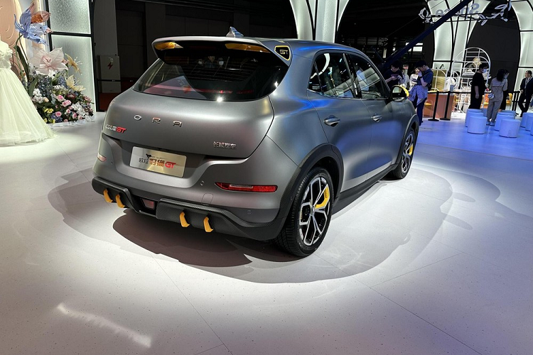 Đầu tiên chúng ta sẽ nói về giá xe Ora Good Cat GT Mulan Edition 2023 sẽ có 2 phiên bản là sang trọng và cao cấp, mức giá bán tương ứng sẽ là 143.800 nhân dân tệ (tương đương 490 triệu đồng) và 153.800 nhân dân tệ (khoảng 524 triệu đồng) như vậy, 2 bản này chỉ chênh nhau 10.000 nhân dân tệ (tương đương 34,1 triệu đồng).