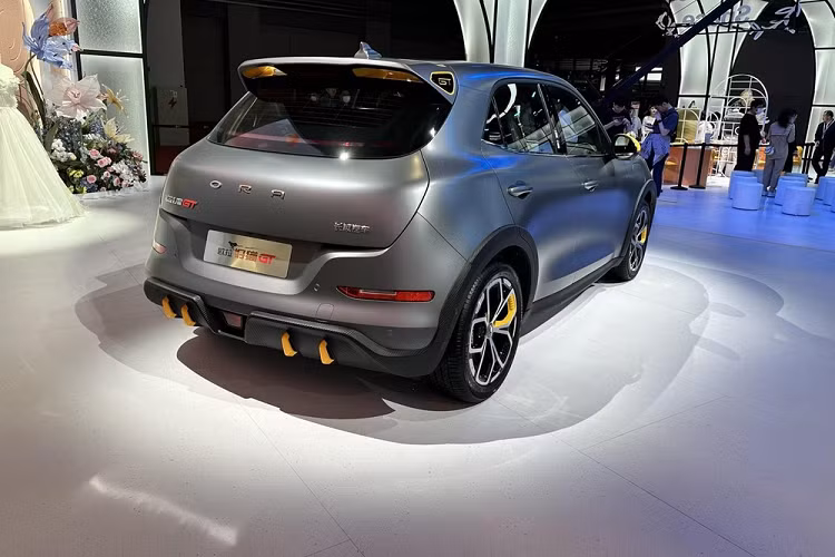 Đầu tiên chúng ta sẽ nói về giá xe Ora Good Cat GT Mulan Edition 2023 sẽ có 2 phiên bản là sang trọng và cao cấp, mức giá bán tương ứng sẽ là 143.800 nhân dân tệ (tương đương 490 triệu đồng) và 153.800 nhân dân tệ (khoảng 524 triệu đồng) như vậy, 2 bản này chỉ chênh nhau 10.000 nhân dân tệ (tương đương 34,1 triệu đồng).