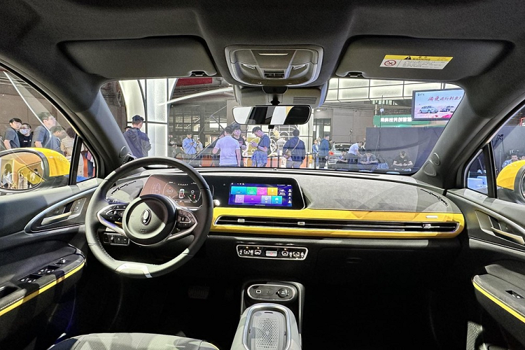 Thiết kế của Ora Good Cat GT Mulan Edition 2023 không có gì thay đổi với kiểu dáng nhỏ nhắn giống xe Volkswagen Beetle còn đèn pha lại mang hơi hướng của Porsche.