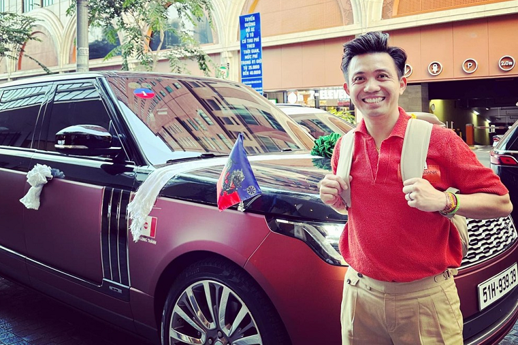 Cụ thể, chiếc xe SUV hạng sang Range Rover SVAutobiography giờ đây được khoác bộ áo màu đỏ cánh gián theo phương pháp dán đề-can với màu nhám, phần còn lại của nửa thân trên xe được giữ lại màu đen bóng nguyên bản để tạo điểm nhấn.