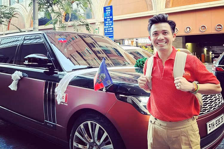 Cụ thể, chiếc xe SUV hạng sang Range Rover SVAutobiography giờ đây được khoác bộ áo màu đỏ cánh gián theo phương pháp dán đề-can với màu nhám, phần còn lại của nửa thân trên xe được giữ lại màu đen bóng nguyên bản để tạo điểm nhấn.