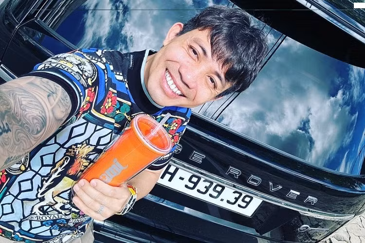 Trong bức ảnh được chính Minh Nhựa đăng tải mới nhất, anh vẫn đang sử dụng chiếc SUV hạng sang Range Rover SVAutobiography biển thần tài nhỏ mà mình mua lại từ 1 showroom bán xe ở quận 5, TP HCM.