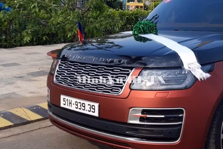 Ngoài ra, một số ký hiệu riêng của Minh Nhựa cũng xuất hiện trên bộ áo xe Range Rover SVAutobiography này như logo của công ty gia đình tay chơi này bên hông xe, 2 thanh ngang trên hốc gió trước được dán màu đỏ-trắng và xanh dương... Cuối cùng là xe còn có nhiều chi tiết mạ crôm sáng bóng.