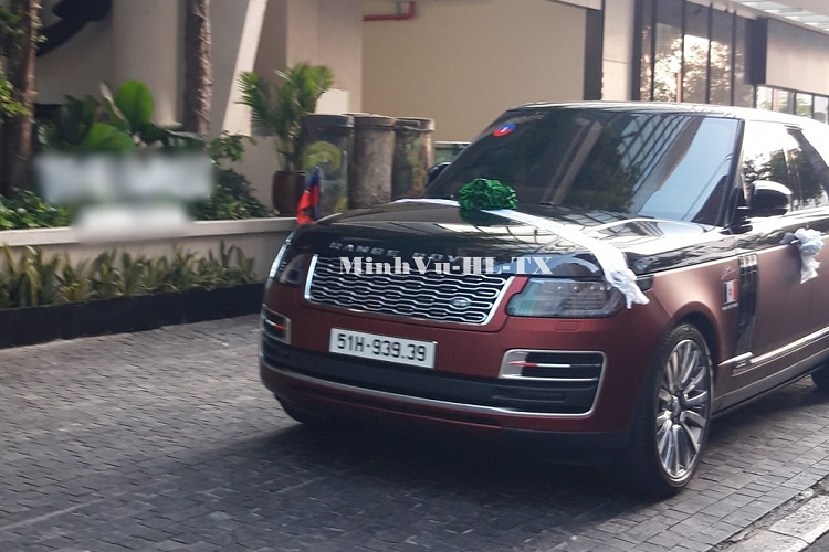 Điểm khác biệt là chiếc Range Rover SVAutobiography của Minh Nhựa này không còn mang màu áo đen nguyên bản với điểm nhấn nửa thân trên dán màu xanh dương, thay áo đó, bộ áo mới rất đẹp mắt và phần nào còn giúp ngoại hình xe trở nên đẳng cấp hơn rất nhiều.