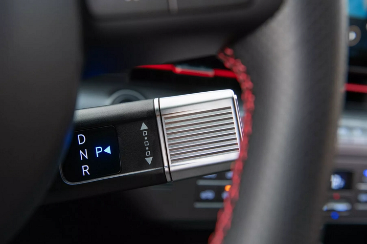 Hai phiên bản cao cấp của Hyundai Kona cũng có những điểm nhấn bên ngoài khác biệt với phần còn lại. Phiên bản Limited nổi bật với những tấm ốp thân xe khỏe khoắn, trong khi phiên bản N Line thể thao hơn với những chi tiết trang trí tối màu, cánh lướt gió cỡ lớn và ống xả kép tích hợp liền với bộ khuếch tán không khí.