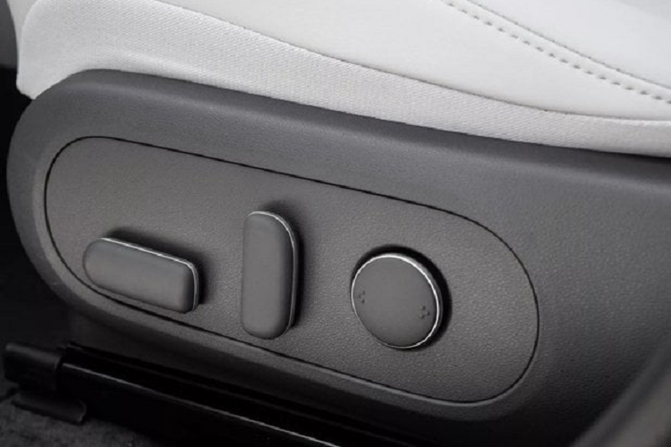 Phiên bản tiêu chuẩn Kona SE và SEL sẽ trang bị động cơ xăng 2.0L 4 xi lanh hút khí tự nhiên, cho công suất tối đa 147 mã lực và mô-men xoắn cực đại 179 Nm. Cả hai phiên bản này sẽ trang bị hộp số vô cấp thông minh Smartstream CVT, kết hợp với tùy chọn dẫn động AWD và FWD.