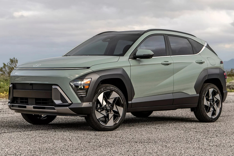 Bước qua thế hệ mới, Kona 2024 cũng có kích thước tổng thể lớn hơn. Chiều dài tổng thể dao động từ 4.351 – 4.384 (mm), chiều rộng tổng thể lên đến 1.825 mm, trong khi chiều cao dao động từ 1.585 – 1.615 (mm). Ngoài ra, chiều dài cơ sở tăng thêm 58 mm và đạt mức 2.660 mm. Điều này sẽ giúp khoang nội thất của Hyundai Kona 2024 rộng rãi hơn đáng kể.