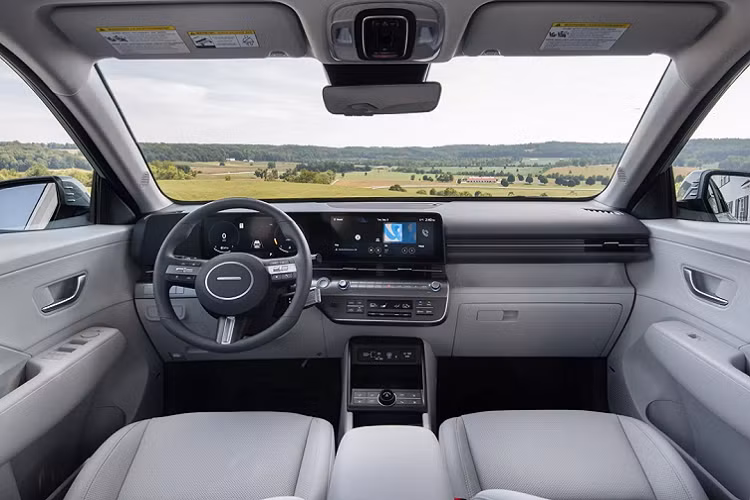 Không gian bên trong Hyundai Kona N Line có thiết kế tối màu thể thao, trong khi phiên bản Limited sang trọng với ghế ngồi bọc da, đồng thời có thêm các tiện nghi cao hơn như ghế trước thông gió, đèn viền chiếu sáng nội thất, màn hình quan sát toàn cảnh...