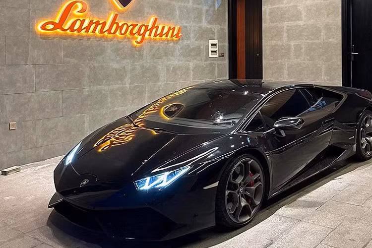 Số lượng siêu xe Lamborghini Huracan tại Việt Nam đã trên 20 chiếc với đa phần là biến thể LP610-4, ngoài ra còn có 2 xe LP580-2 bản dẫn động cầu sau, Huracan EVO với 1 xe bản tiêu chuẩn, 1 xe bản 2 cầu RWD, và ngoài ra còn có Huracan STO.