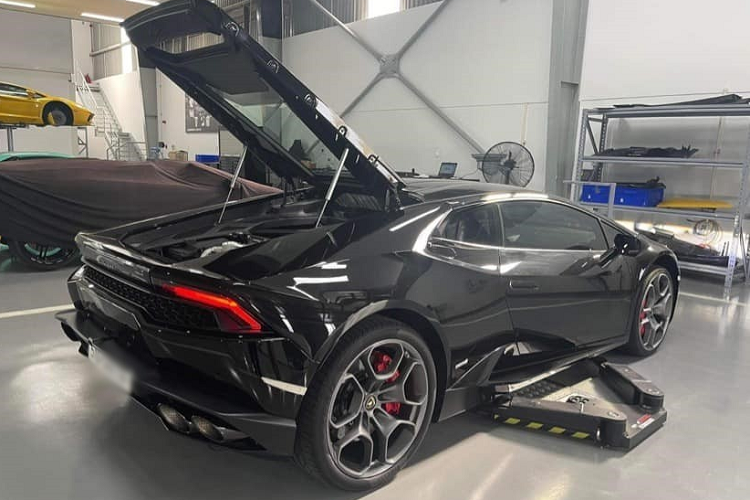 Một showroom chuyên mua bán xe đã qua sử dụng ở quận 7, TP HCM cho biết, chiếc siêu xe Lamborghini Huracan LP610-4 màu đen, nhập chính hãng duy nhất tại Việt Nam, sau hơn 1 năm rao bán đã tìm thấy chủ nhân mới, người mua chính là một đại gia kinh doanh trong lĩnh vực massage ở Cần Thơ, đây cũng là siêu xe đầu đời mà anh có được.