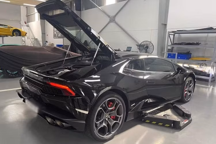Một showroom chuyên mua bán xe đã qua sử dụng ở quận 7, TP HCM cho biết, chiếc siêu xe Lamborghini Huracan LP610-4 màu đen, nhập chính hãng duy nhất tại Việt Nam, sau hơn 1 năm rao bán đã tìm thấy chủ nhân mới, người mua chính là một đại gia kinh doanh trong lĩnh vực massage ở Cần Thơ, đây cũng là siêu xe đầu đời mà anh có được.