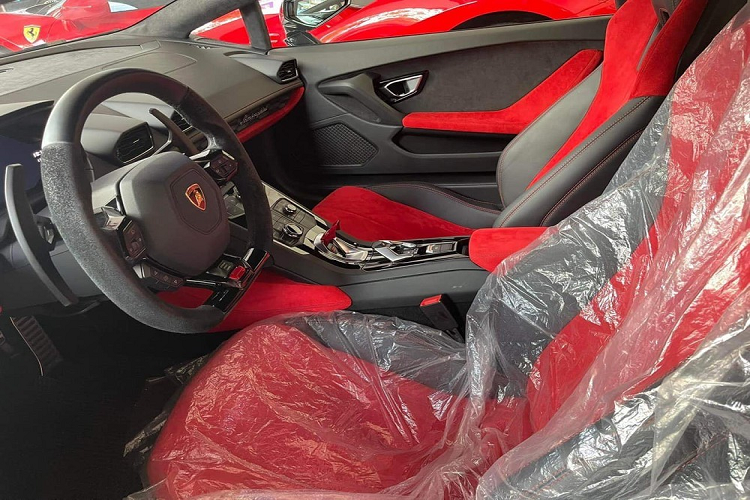 Trước khi mua chiếc siêu xe Lamborghini Huracan LP610-4 này, đại gia Cần Thơ chỉ mới trải nghiệm qua vài chiếc xe thể thao khác nhau, trong đó có Porsche 911 hay Chevrolet Corvette C8 duy nhất tại Việt Nam cho đến thời điểm hiện tại. 