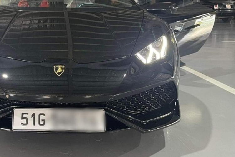 Nhưng sau hơn 1 năm rao bán, chiếc siêu xe Lamborghini Huracan LP610-4 này không có khách đặt mua, vì thế, trên 1 số trang mua bán đã có thông tin, mức giá xe Lamborghini Huracan LP610-4 màu đen Nero Noctis đã được hạ xuống chỉ còn hơn 14,5 tỷ đồng.