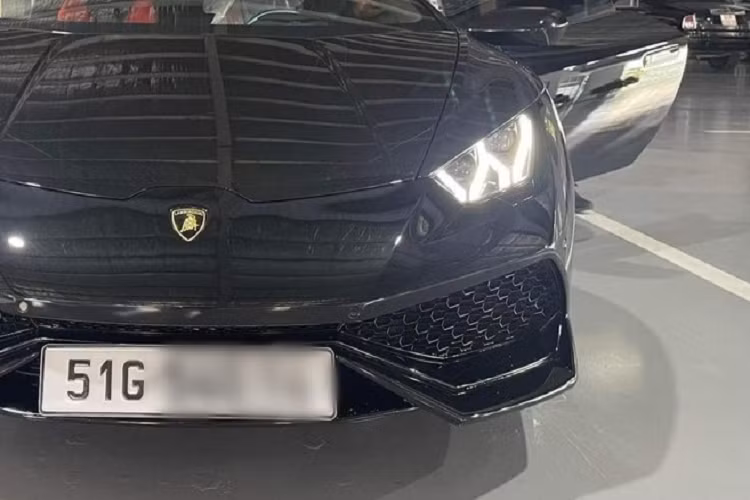 Nhưng sau hơn 1 năm rao bán, chiếc siêu xe Lamborghini Huracan LP610-4 này không có khách đặt mua, vì thế, trên 1 số trang mua bán đã có thông tin, mức giá xe Lamborghini Huracan LP610-4 màu đen Nero Noctis đã được hạ xuống chỉ còn hơn 14,5 tỷ đồng.