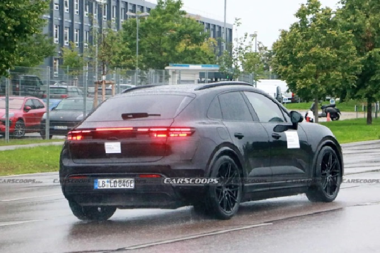 Hãng xe nước Đức cho biết: sẽ bán song song cả hai bản thuần điện và động cơ đốt trong. Bởi hiện tại, không phải tất cả khách hàng đều sẵn sàng chuyển sang phiên bản thuần điện mới. Quyết định loại bỏ Porsche Macan sẽ được chốt trong 2 năm tới nếu doanh số của Macan EV có triển vọng.