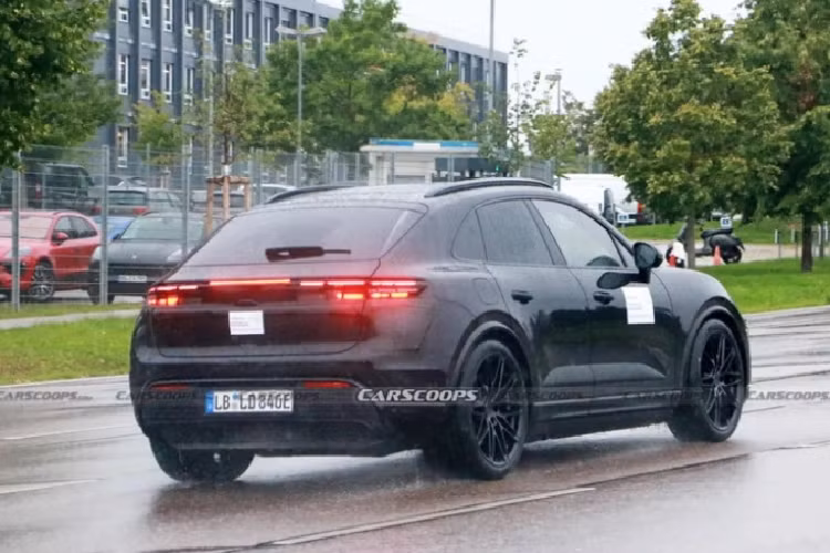 Hãng xe nước Đức cho biết: sẽ bán song song cả hai bản thuần điện và động cơ đốt trong. Bởi hiện tại, không phải tất cả khách hàng đều sẵn sàng chuyển sang phiên bản thuần điện mới. Quyết định loại bỏ Porsche Macan sẽ được chốt trong 2 năm tới nếu doanh số của Macan EV có triển vọng.