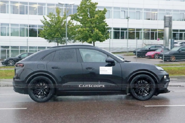 Porsche Macan EV được hứa hẹn "thể thao nhất phân khúc" với trang bị mô tơ đặt phía sau trục làm gợi nhớ lại vị trí động cơ 6 xy-lanh trên 911. Trọng lượng trước sau được giữ ở 48:52 để tăng độ nhanh nhạy khi bứt tốc sau khi vào cua. Hệ thống treo là loại xương đòn kép bất đối xứng trước và đa điểm sau. Dự kiến, Porsche Macan EV sẽ chính thức trình làng tại Triển lãm ô tô Los Angeles diễn ra vào tháng 11 năm nay, trước khi bắt đầu đến tay khách hàng từ đầu năm 2024.