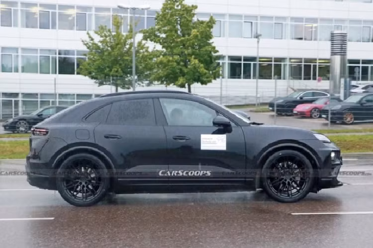 Porsche Macan EV được hứa hẹn "thể thao nhất phân khúc" với trang bị mô tơ đặt phía sau trục làm gợi nhớ lại vị trí động cơ 6 xy-lanh trên 911. Trọng lượng trước sau được giữ ở 48:52 để tăng độ nhanh nhạy khi bứt tốc sau khi vào cua. Hệ thống treo là loại xương đòn kép bất đối xứng trước và đa điểm sau. Dự kiến, Porsche Macan EV sẽ chính thức trình làng tại Triển lãm ô tô Los Angeles diễn ra vào tháng 11 năm nay, trước khi bắt đầu đến tay khách hàng từ đầu năm 2024.