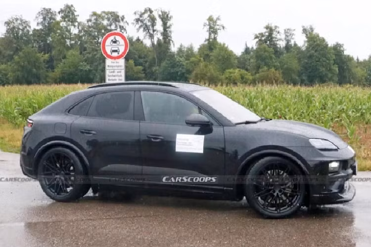 Đuôi xe Porsche Macan EV 2024 mới gây ấn tượng với cụm đèn hậu LED đơn giản, cản sau cũng được tối giản khi không có hốc gió. Khả năng cao đèn xe sẽ là kiểu thiết kế 2 tầng LED như 911 với dải đèn định vị nằm giữa.